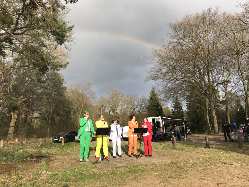 Band mit Regenbogen