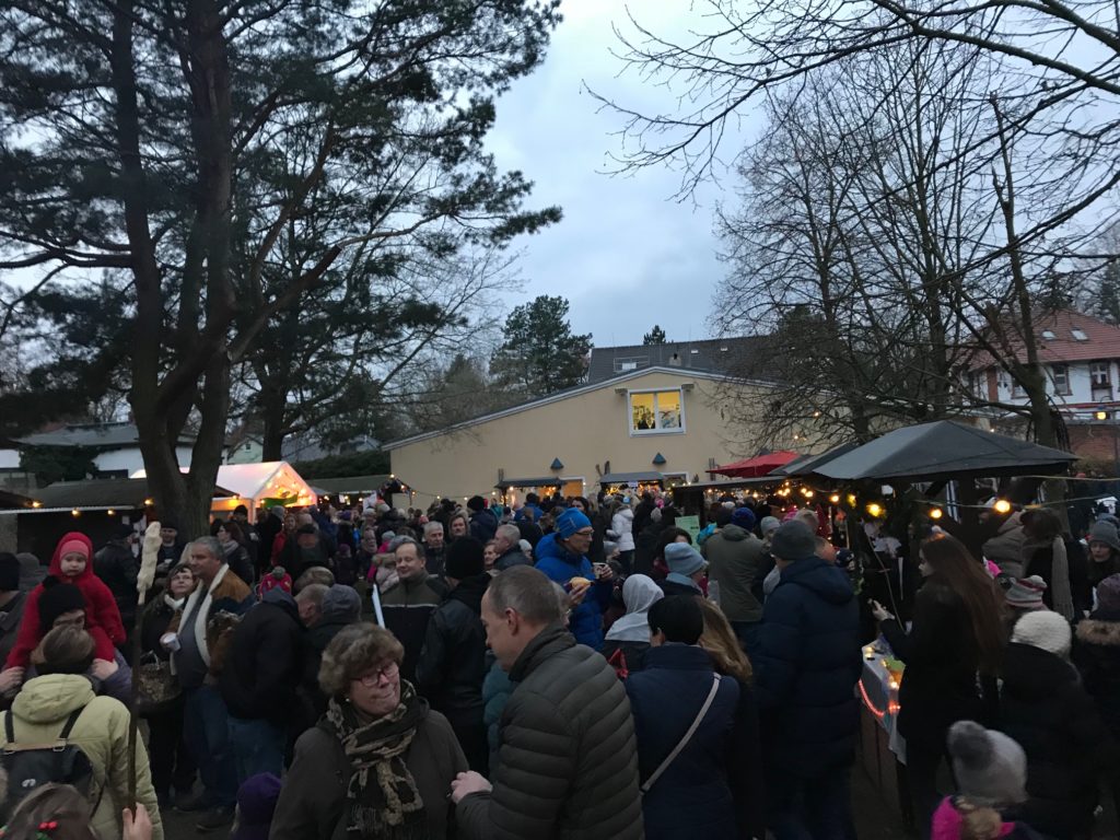 IMG_0042 Großer Andrang auf dem Markt in Lehnitz