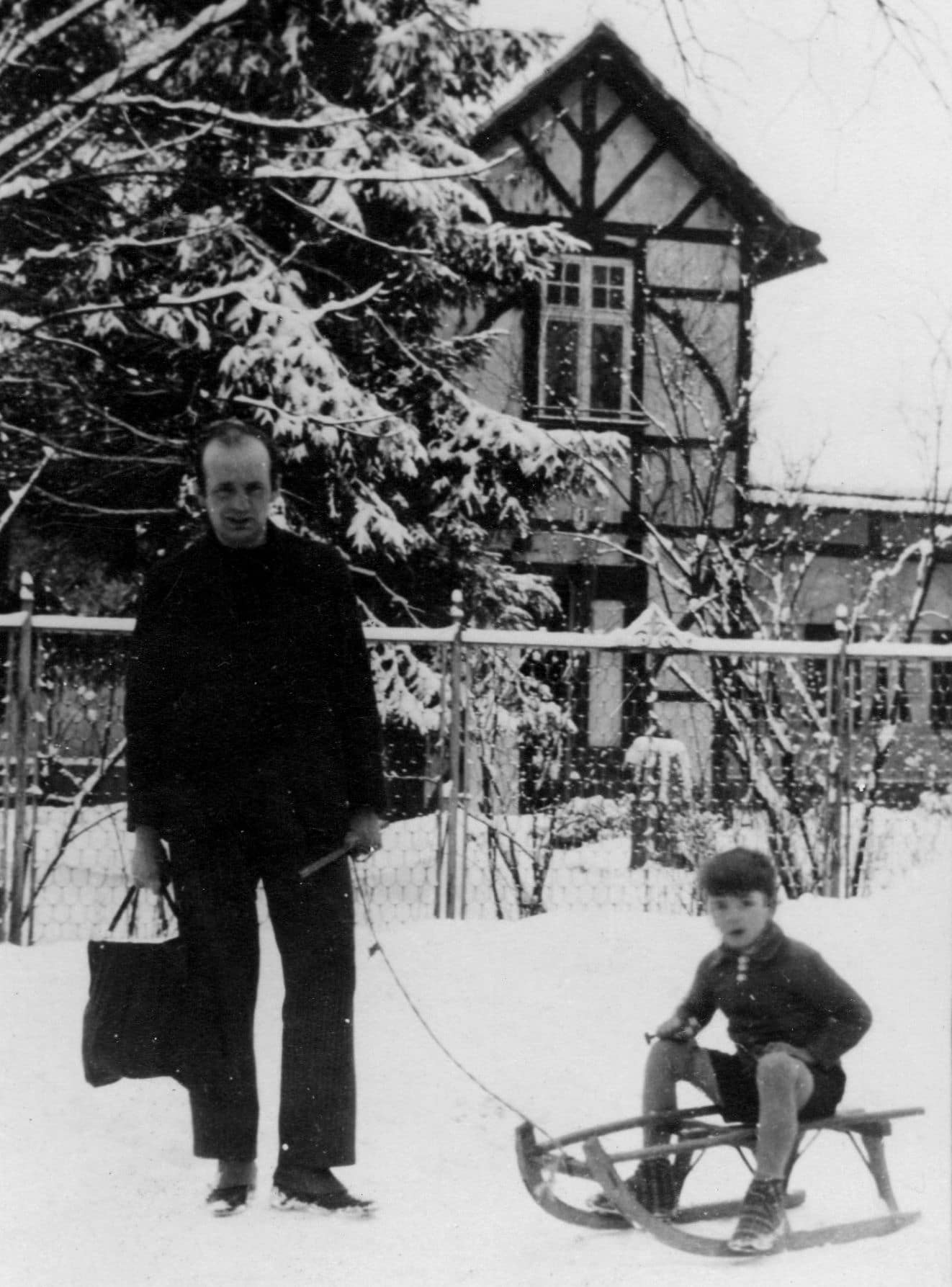 Nico Rost mit seinem Sohn Tyle im Winter 1928/29 vor dem "Knausschen Haus am Gutsplatz
