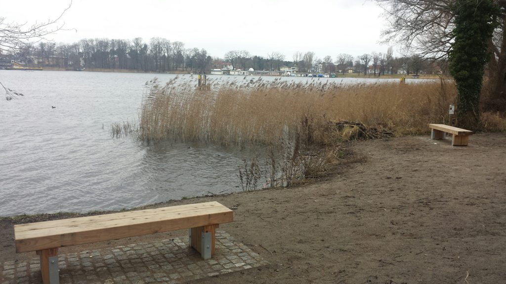 Blick auf Lehnitzsee mit neuer Bank