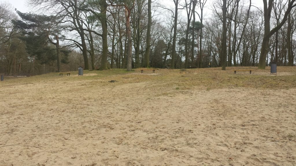 Weisser Strand Lehnitz mit Bänken und Mülleimern