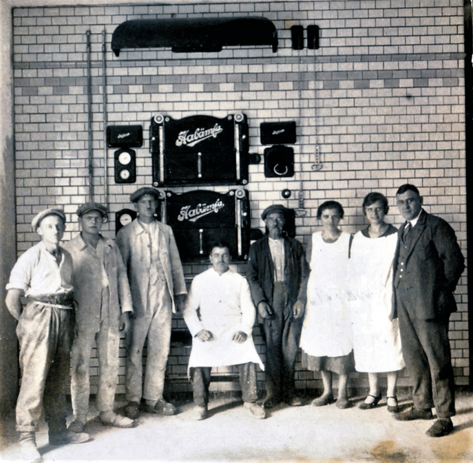 Weiß (sitzend) mit Frau Auguste und Tochter Margarete, 1928. Foto: Archiv B. Becker Bäckerei Lehnitz