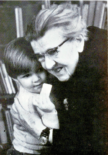 Besuch vom Lehnitzer Kindergarten zum 94. Geburtstag, 1982