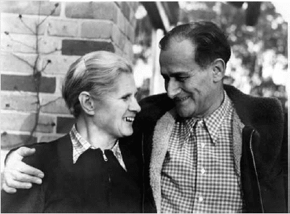 Else und Friedrich Wolf vor ihrem Haus in Lehnitz zu Beginn der 50iger Jahre