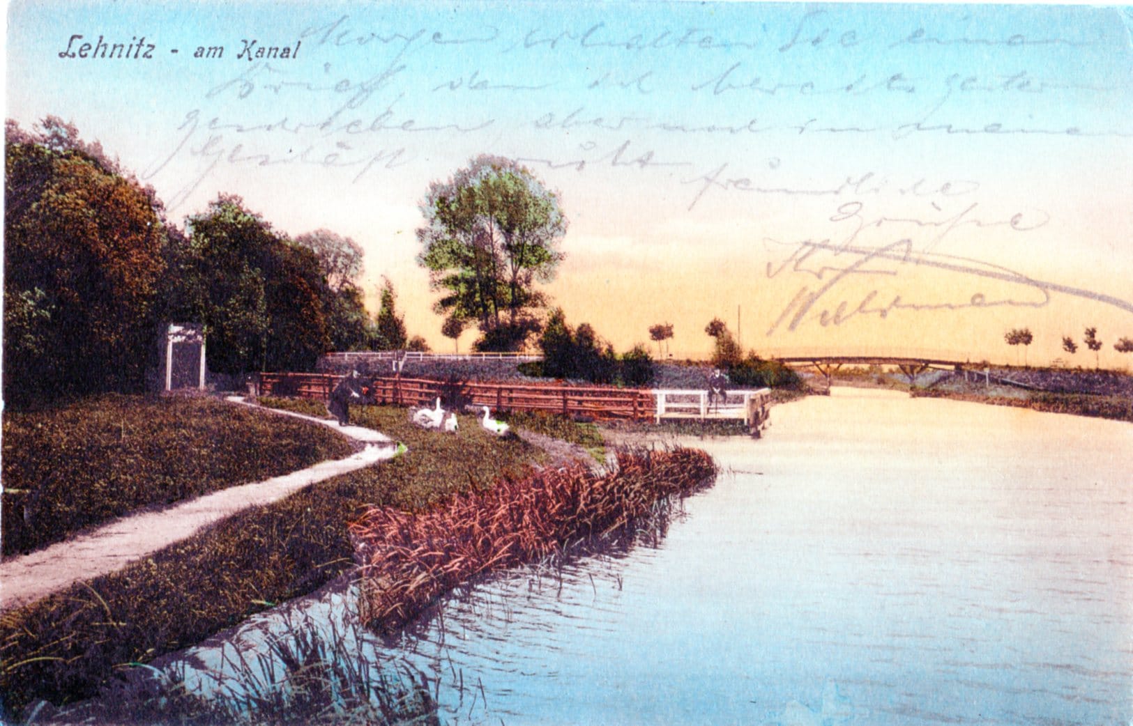 Das kanalisierte Lehnitzfließ in Richtung Lehnitzsee. Ansichtskarte: Archiv Verfasser