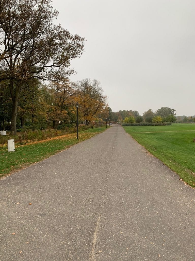 Weg zur Park-Kita durch den Oranienburger Schlosspark