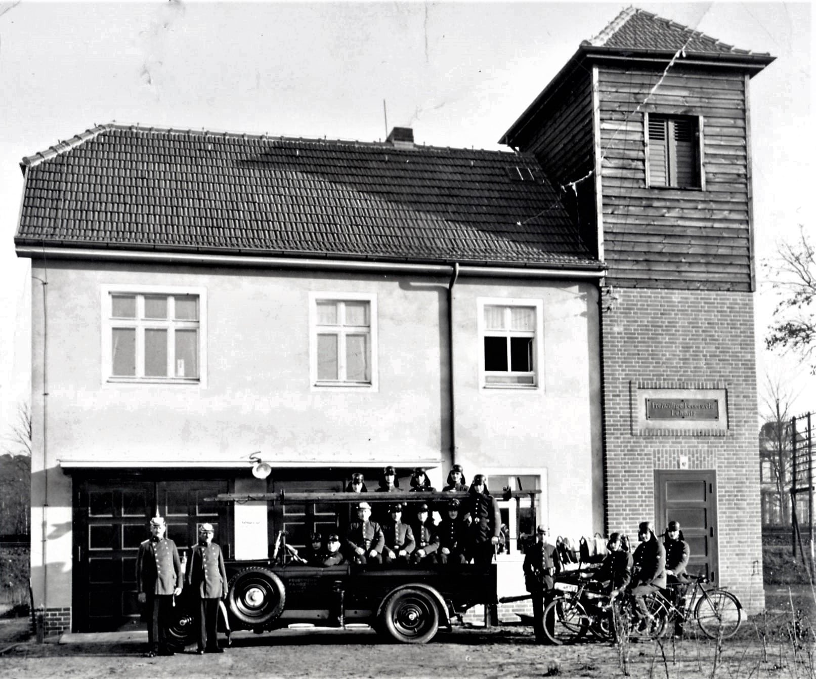 Vor dem neuen Feuerwehr-Depot am Birkenwerderweg. Archiv B. Becker