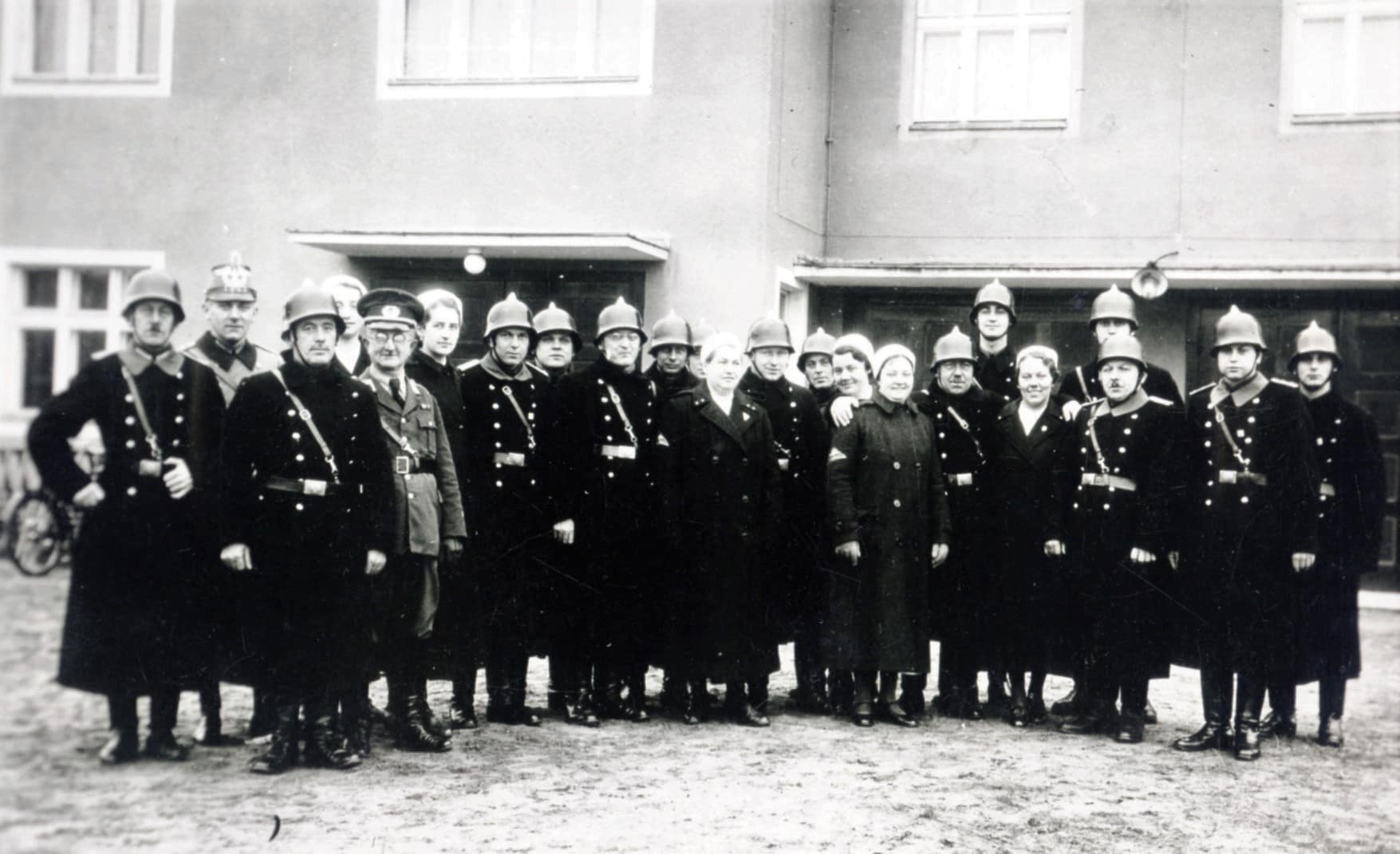 Die Kameraden mit Rot-Kreuz-Schwestern vor dem Feuerwehr-Depot 1935. Archiv B. Becker