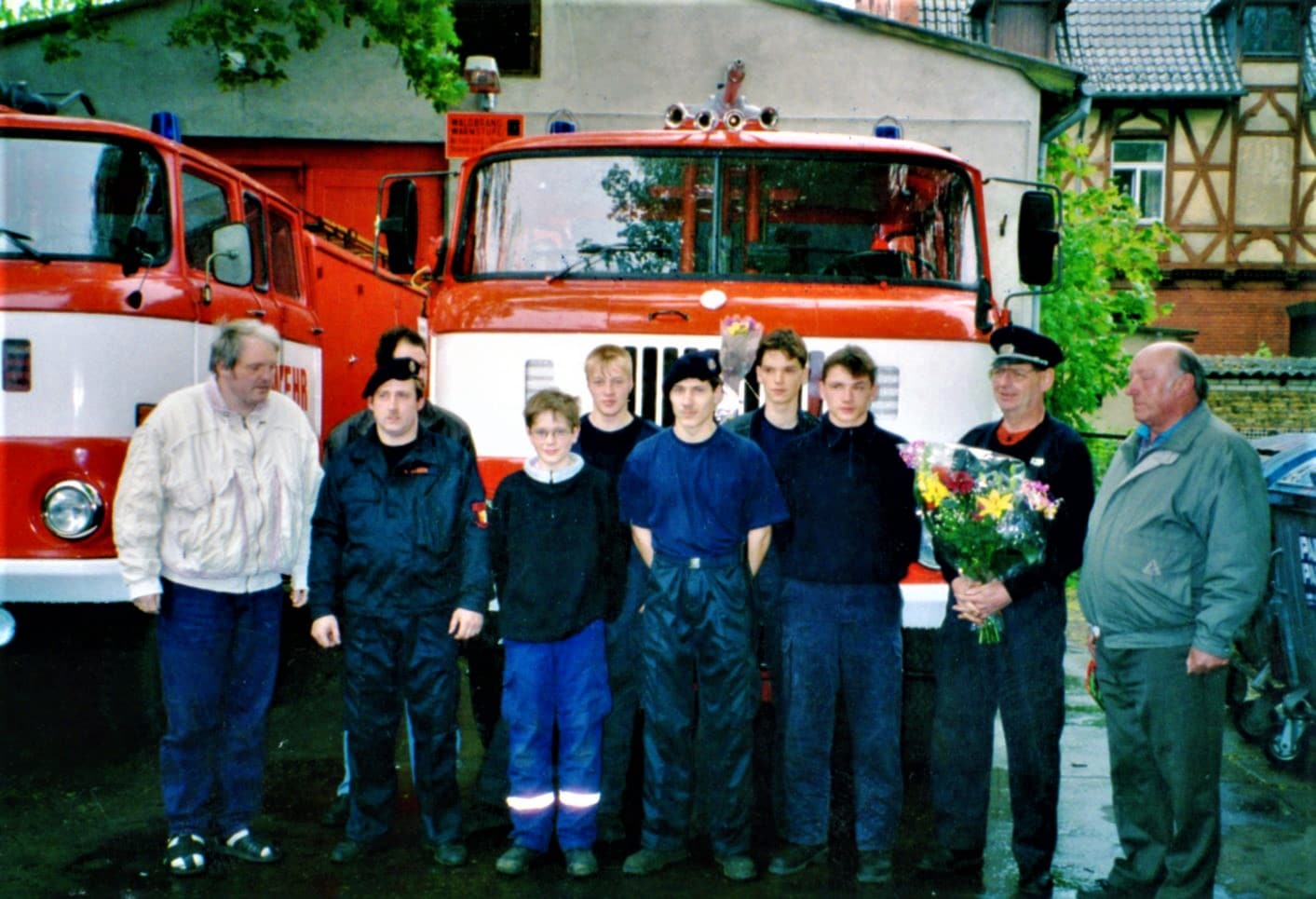 Mitglieder der Jugendfeuerwehr anlässlich der Einweihung des neuen Tanklöschfahrzeuges im Mai 1995. Eingerahmt von Oberbrandmeister Rainer Huber (2. v.l.) und Ortswehrführer Wolfgang Knape (2. v.r.)