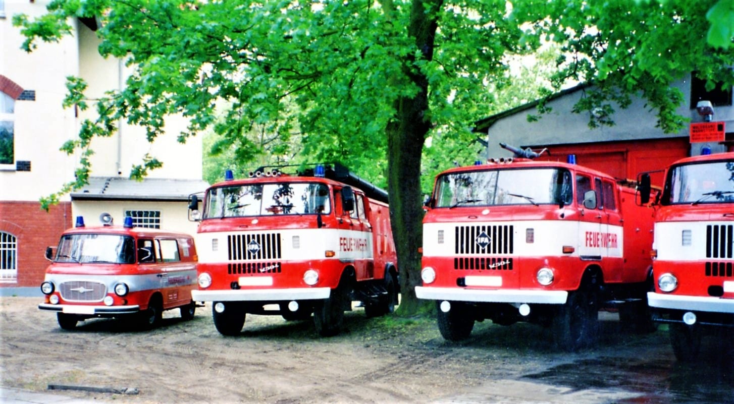 Fahrzeuge der FFW 1998 vor dem Depot in der Thomas-Müntzer-Straße. Archiv B. Becker