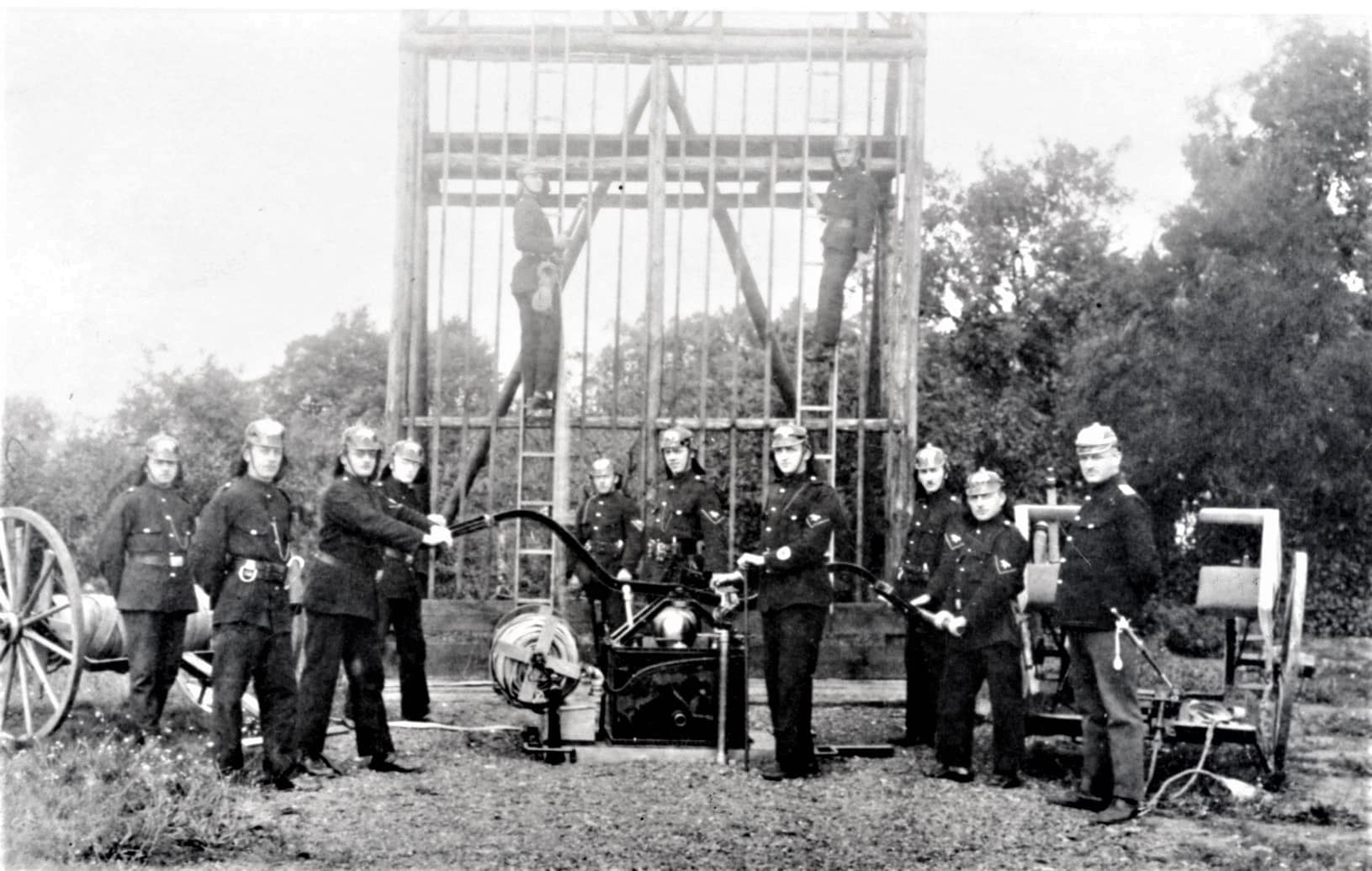 Abb. 1. Aufstellung für den Fotografen, um 1925. Rechts Wehrführer Ruderisch