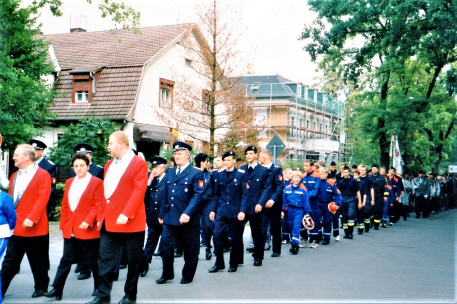 Abb. 10. Die Kameraden der FFW zum 75. Jubiläum 1998