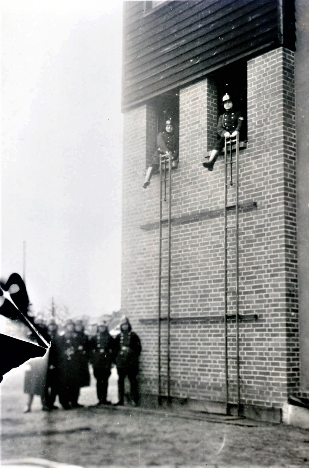Abb. 2. Übung am Steige- und Trockenturm des neuen Feuerwehr-Depots, um 1935