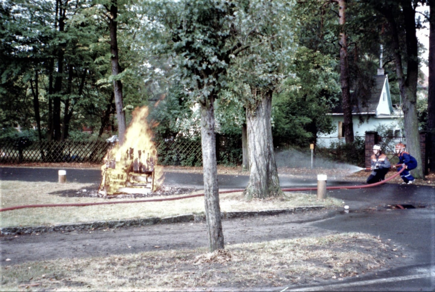 Abb. 4. Löschangriff von Mitgliedern der Jugendfeuerwehr, 1998