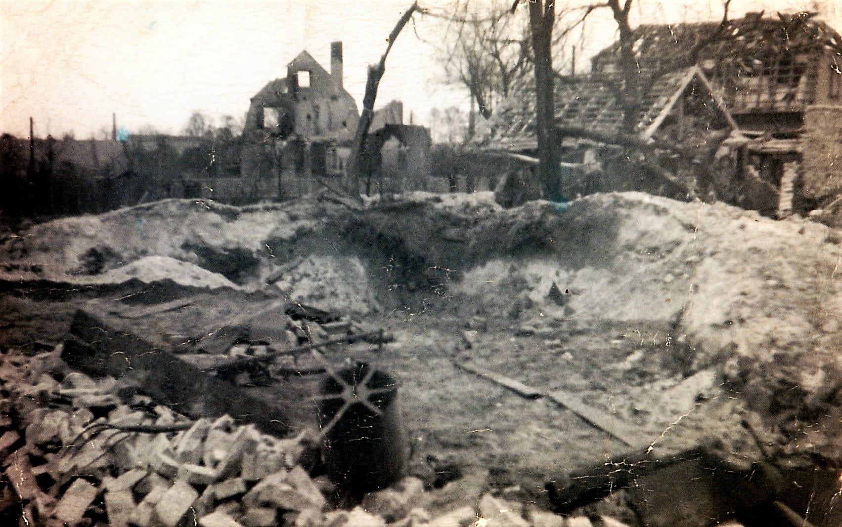 Abb. 6. Zerstörte Häuser am Gutsplatz, März 1945