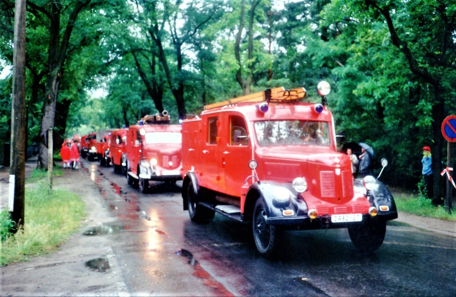 Abb. 9. Historische Feuerwehrparade auf der Friedrich-Wolf-Straße, 1993