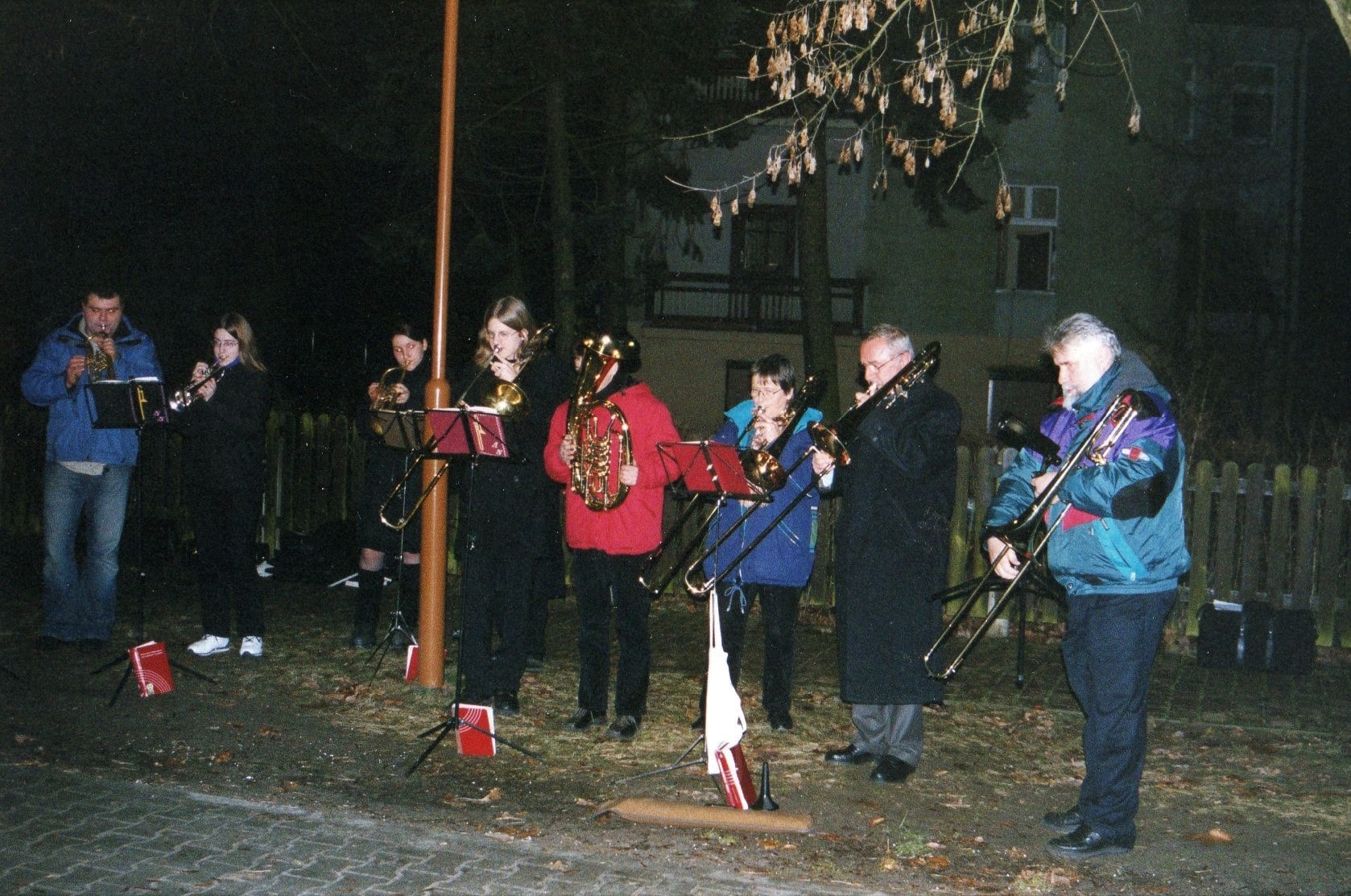 Abb. 6. Die Bläsergruppe unter der Laterne. 2. v. rechts Peter-Jürgen Sell. Foto B. Becker