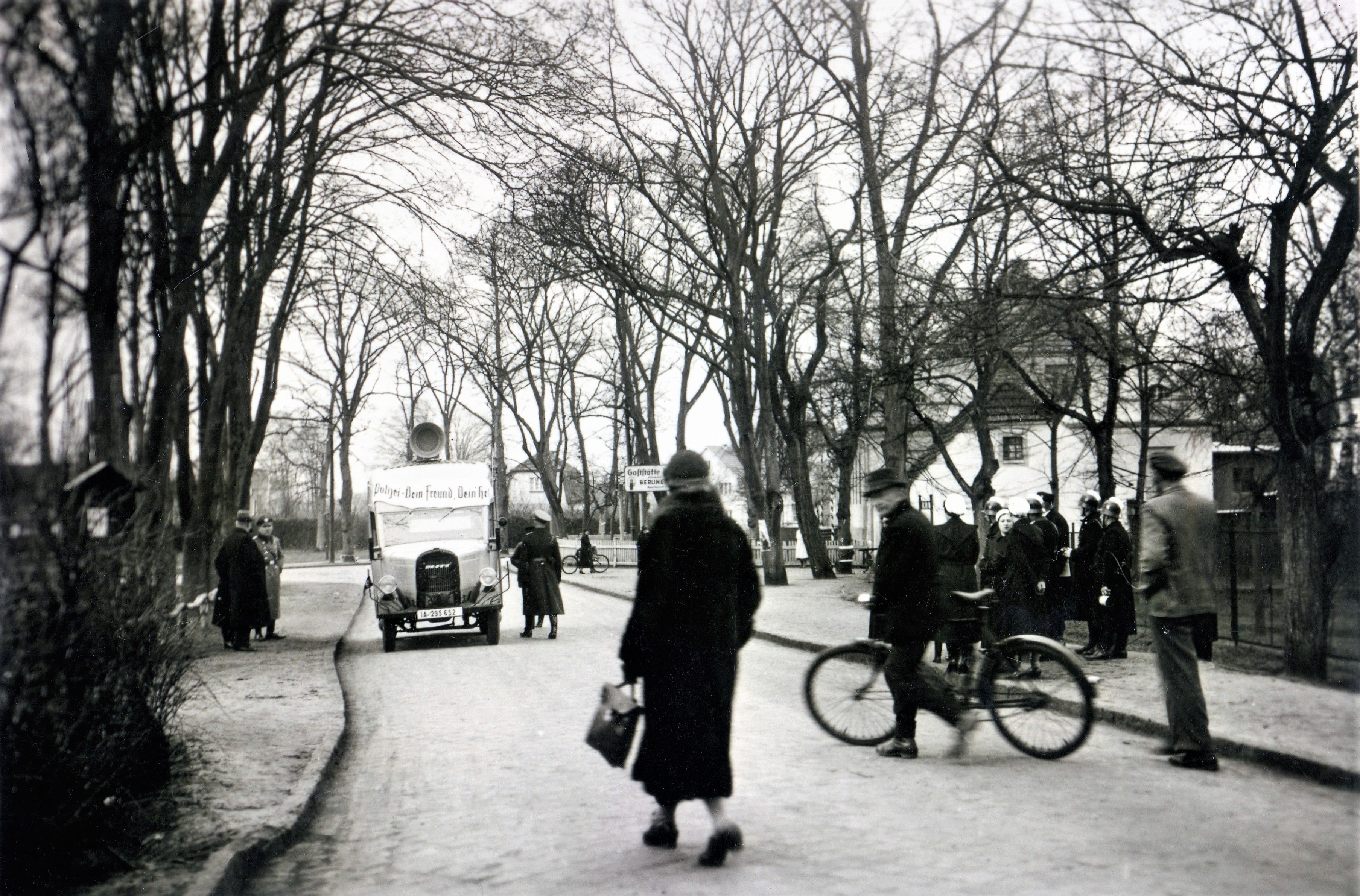 Straßenszene vor dem Gutsplatz um 1934. Archiv B. Becker