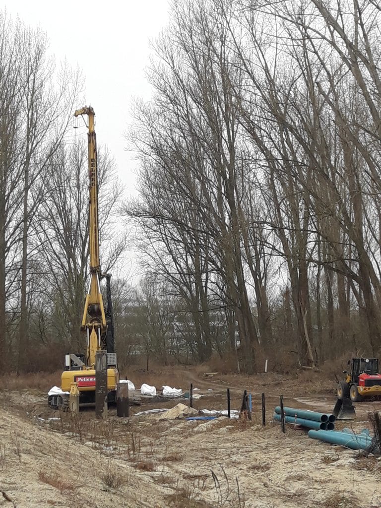 Auf dem Foto: Vor Ort beginnen die Arbeiten zum Aufbau der Grundwasserabsenkungs-Anlage, die nötig ist, um die gefundenen Bombenteile freilegen zu können.