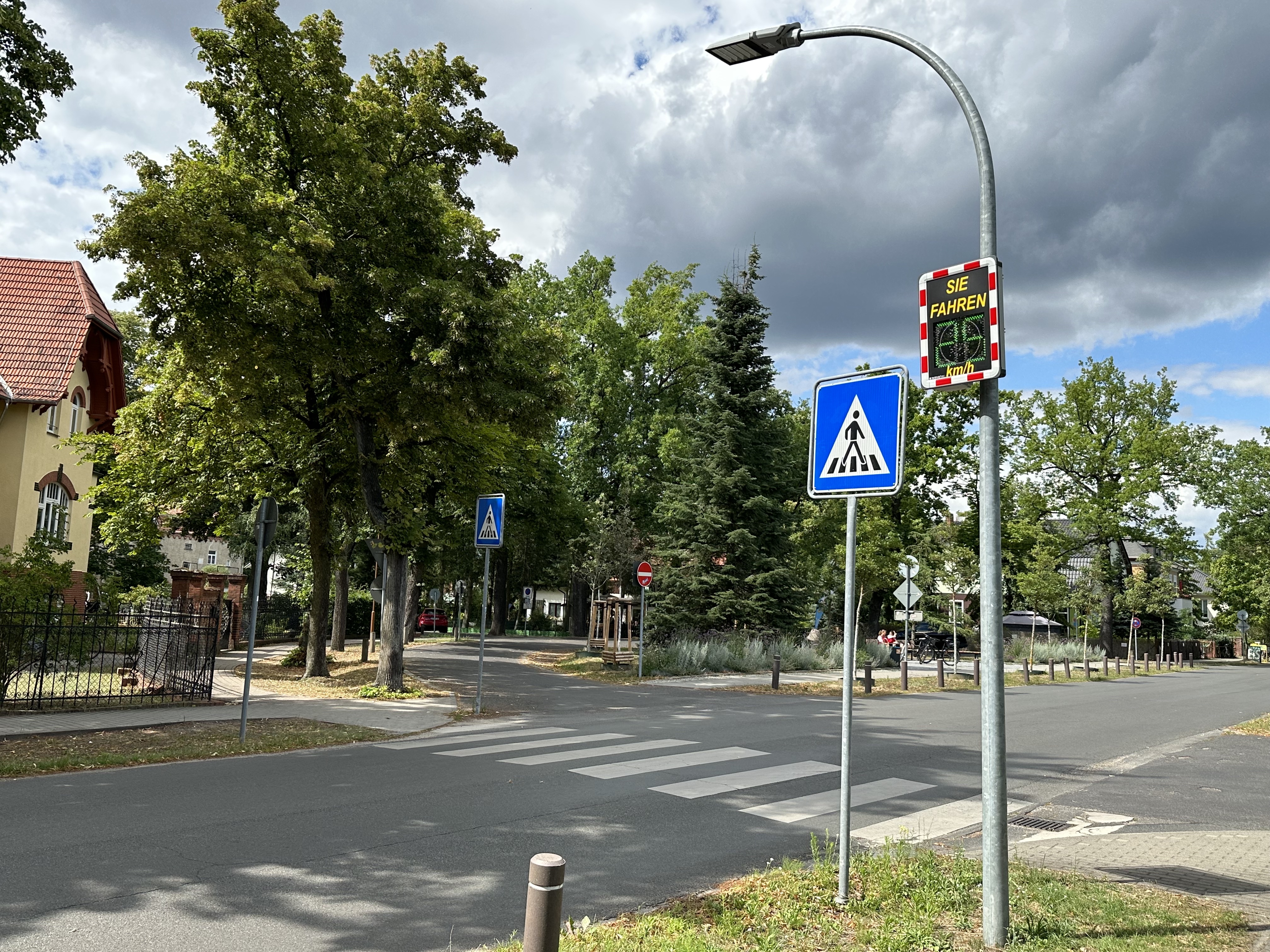 Kita mit neuer Geschwindigkeitsanzeige am Rondell in Lehnitz. Auch hier kontrollierne die Revierploizisten regelmäßig