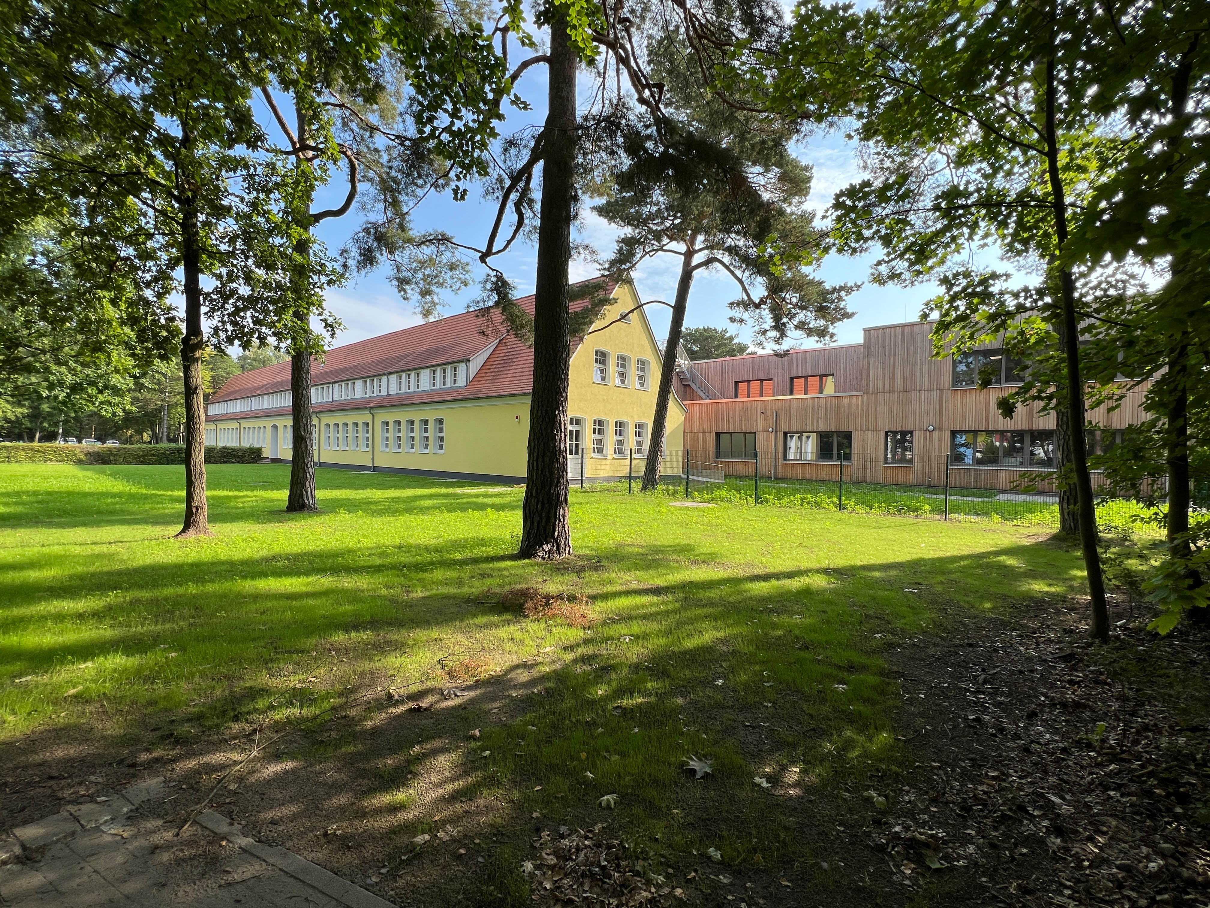 Grundschule Lehnitz - Anbau und Bestandsgebäude